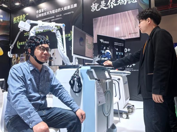 顺发配资 脑机接口、超声机器人亮相第七届健博会，AI+大健康提速