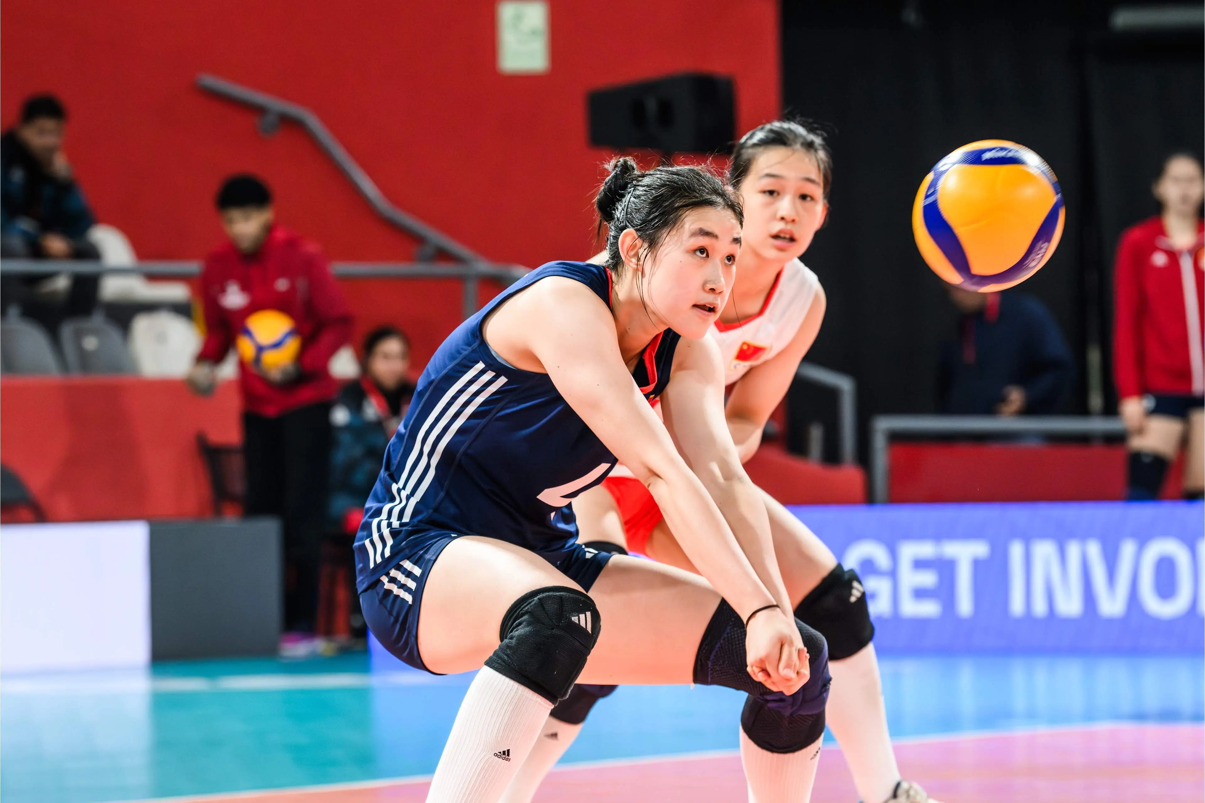 玖玖配资网 一夜间！女排总决赛对阵基本确定，中国第6出线，被降级队伍揭晓