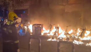 众团优配 重庆一小区外多辆摩托起火伴有爆炸，物业：气温高引发摩托车自燃