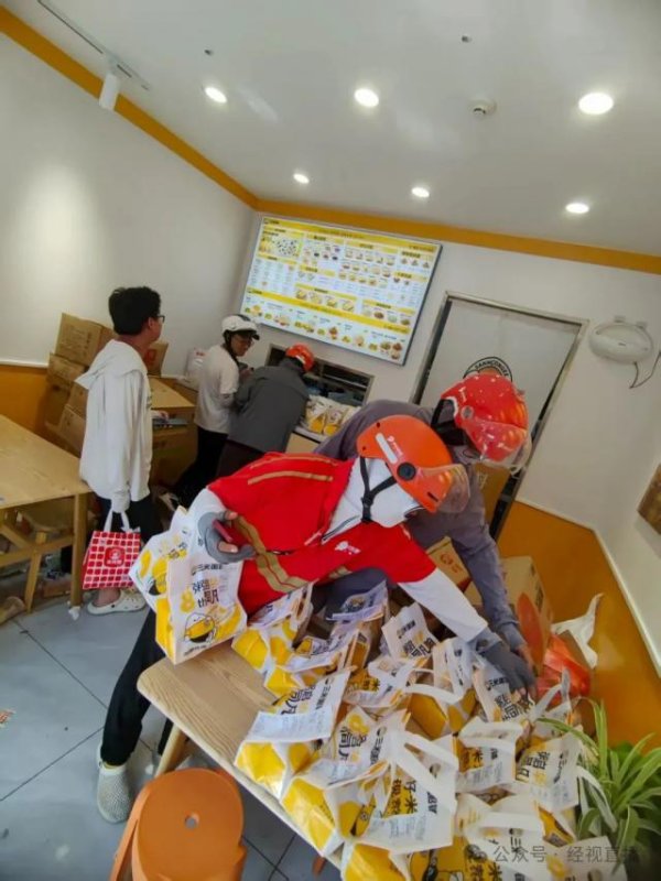 顺市配资 90后银行职员夫妻下班后偷偷送外卖，本人回应：工作压力大，送外卖可舒缓压力、补贴家用，几个月赚了不到2000元