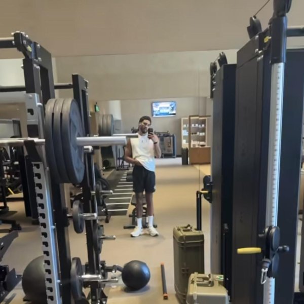 赢金配资网 恢复不错，塔图姆晒健身房力量训练，脚上不再佩戴护具