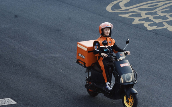 涨停吧 配送员穿上“骑士铠甲”: 一套制服背后的职业尊严变化 | 评论